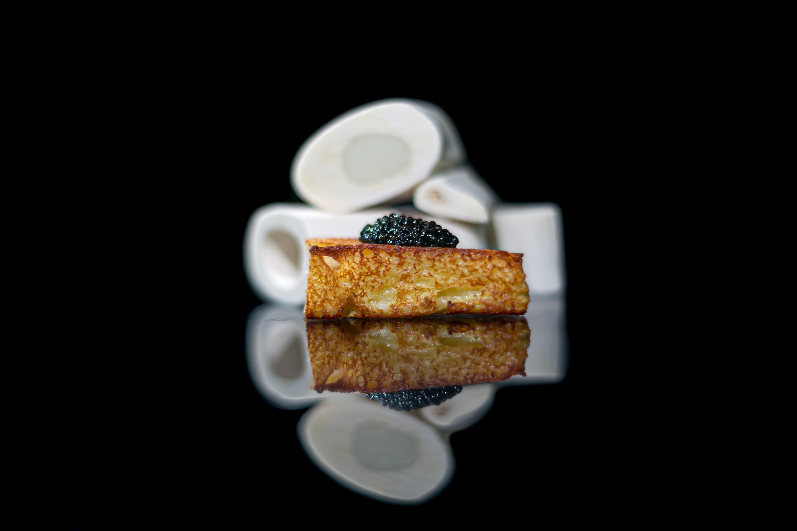 Cuando el arte y la gastronomía se encuentran, nacen experiencias memorables. Nuestro restaurante, portador de una estrella Michelin, invita a un viaje sensorial que combina creatividad, técnica impecable y la magia de lo inesperado.