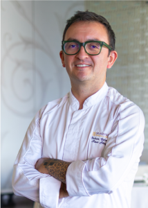 Cuando el arte y la gastronomía se encuentran, nacen experiencias memorables. Nuestro restaurante, portador de una estrella Michelin, invita a un viaje sensorial que combina creatividad, técnica impecable y la magia de lo inesperado.